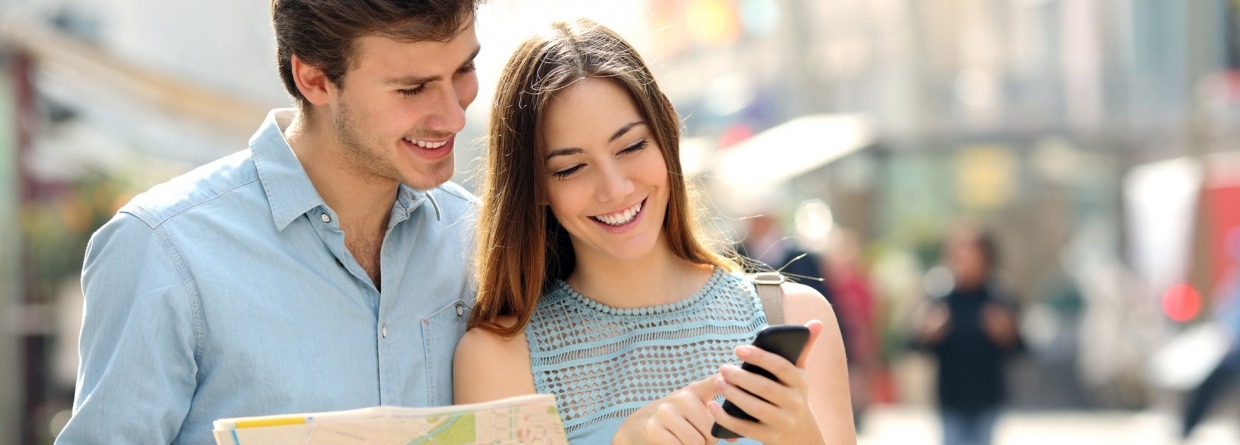 Stel op straat met iphone en kaart