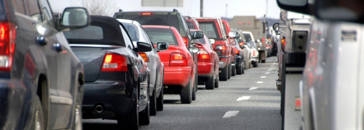 Auto's in de file op de snelweg