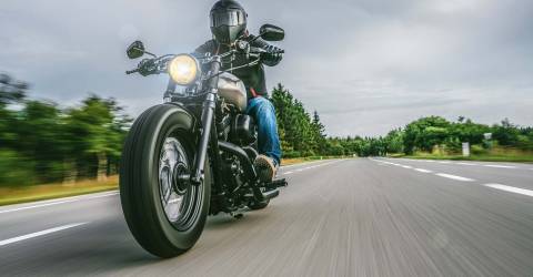 Motorrijder rijdend op motor op een weg